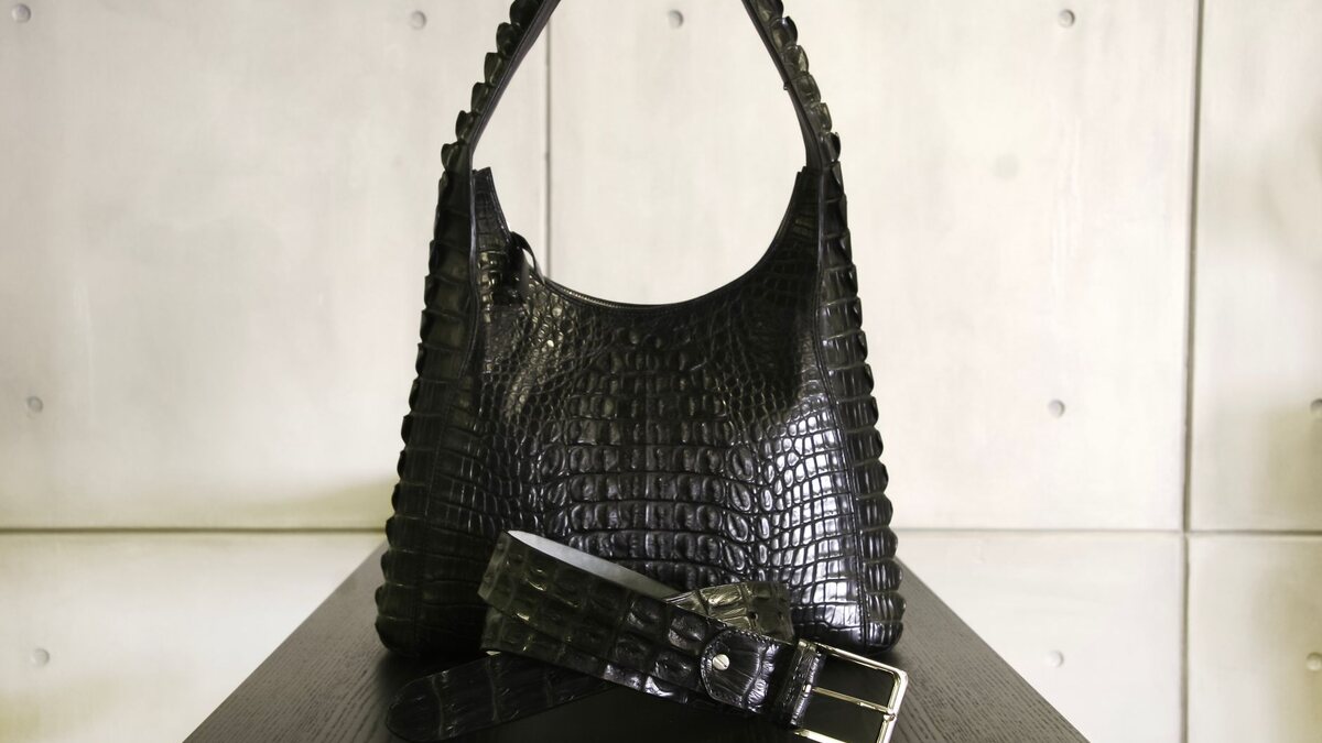 Sac à main en cuir noir posé sur une surface claire