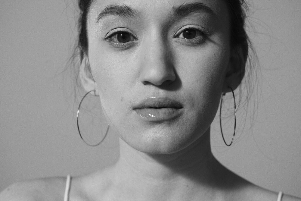 Créoles fines photographiées de près, l'anneau et le crochet bien visibles