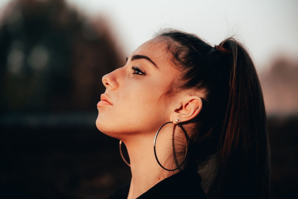 Oreille portant une créole pendante, vue de profil en lumière naturelle