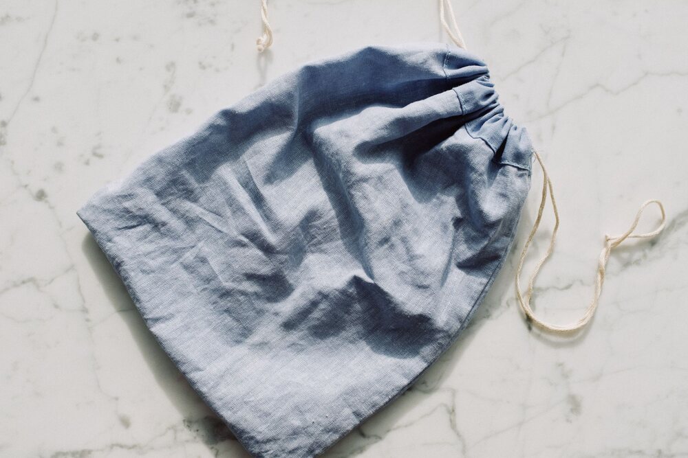 Petit sac bandoulière posé sur une table près d'une fenêtre
